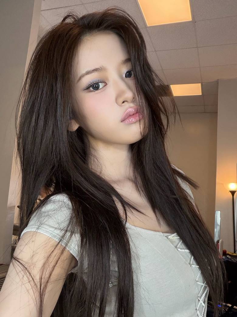 An Yujin: Son hồng sữa cân bằng mắt xanh