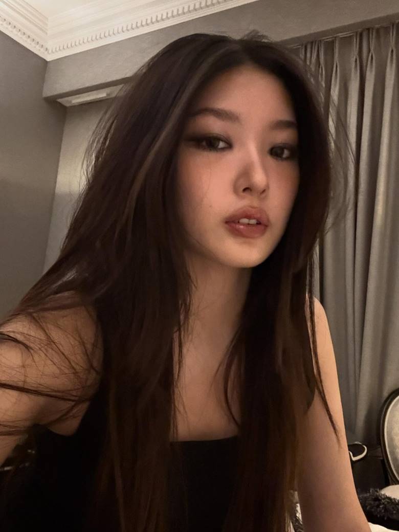 Yoonchae: Môi tím đậm cho phong cách ma mị