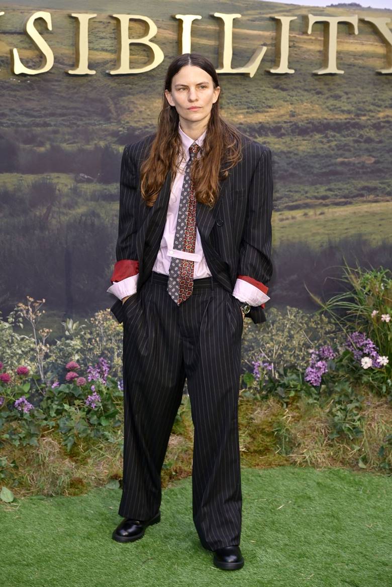 Chloe Pirrie: Vẻ đẹp cá tính với sắc đen