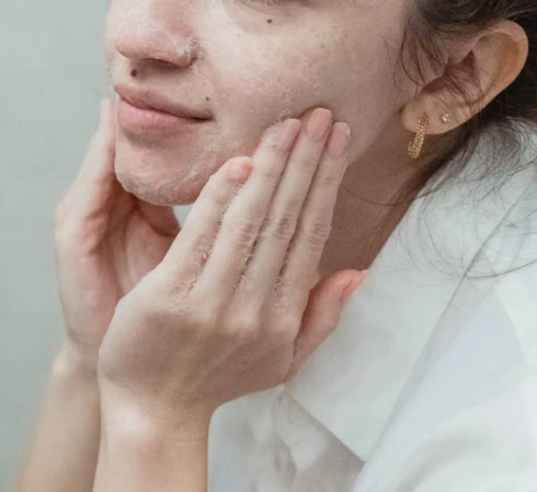 3. Tẩy tế bào chết đúng cách để cải thiện vùng da không đều màu