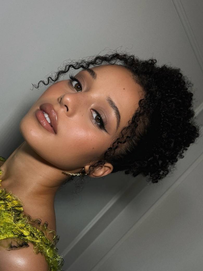 Bí quyết tạo lớp nền satin khác biệt với makeup căng bóng