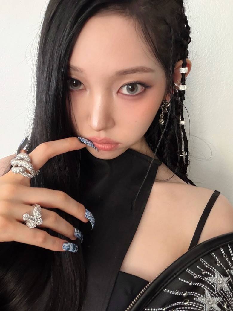 4. Kẻ eyeliner sắc nét để tạo mắt mèo như Youngseo