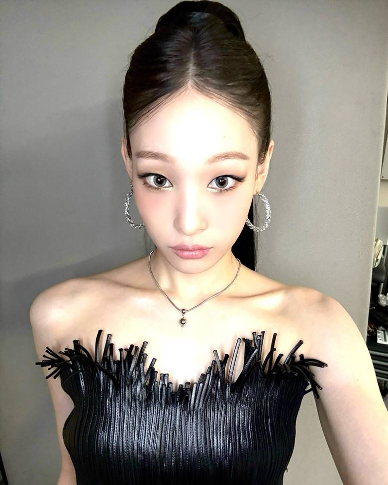 5. Kết hợp eyeliner, mi giả và nhũ sáng như An Yujin