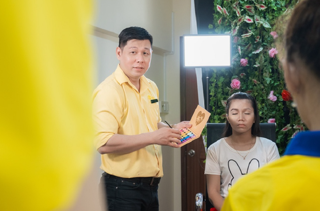 học nghề trang điểm có thất nghiệp không