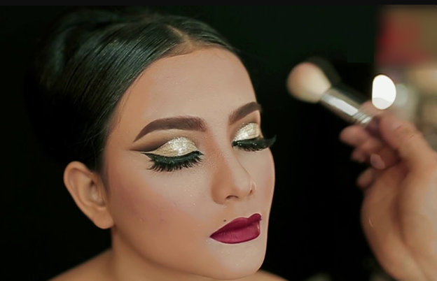 Đánh mắt theo phong cách makeup cô dâu Ấn Độ