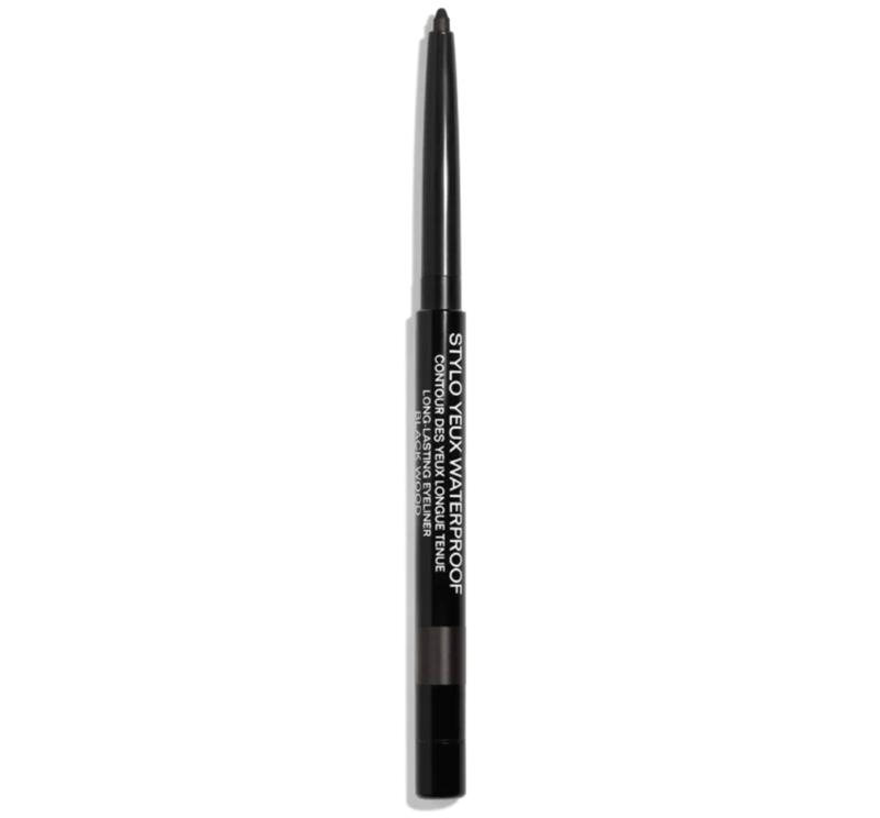 Dùng chỉ kẻ mắt CHANEL Stylo Yeux Waterproof lâu trôi giúp định hình và đem lại một ánh nhìn sắc sảo, ấn tượng