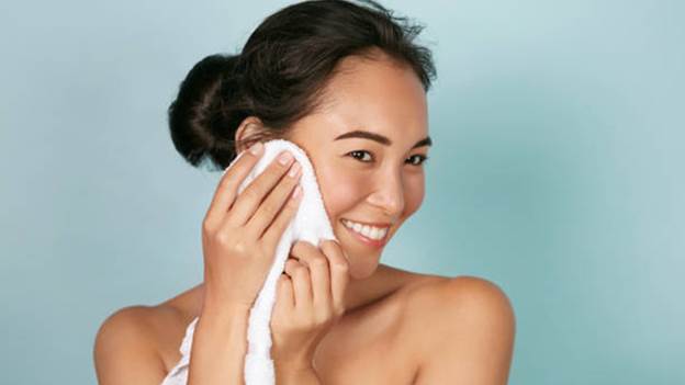 Bỏ ngay thói quen lau mặt bằng khăn tắm 