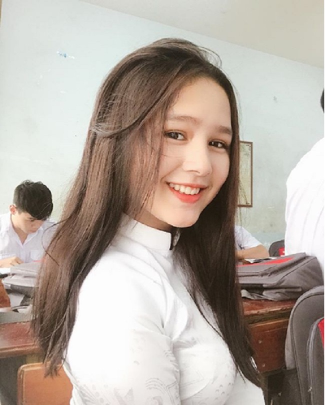 Địa chỉ make up đơn giản cho học sinh cấp 3 tại Hà Nội đi chụp kỷ yếu, đi chơi, dự lễ tốt nghiệp,…   Make up đơn giản cho học sinh cấp 3 tại Hà Nội ở đâu là băn khoăn của rất nhiều nữ sinh trong các dịp quan trọng như: chụp kỷ yếu, dự lễ tốt nghiệp, tham gia diễn văn nghệ,… Make up theo phong cách đơn giản tuy không phức tạp nhưng để tôn lên vẻ đẹp trong treo trẻo của tuổi học trò không thể thiếu bàn tay của các chuyên viên trang điểm.   Xu hướng make up được các nữ sinh cấp ưu chuộng là phong cách đơn giản nhưng vẫn toát lên thần thái và nét đẹp tự nhiên ở tuổi đôi mươi. Một số bạn gái khéo tay có thể tự trang điểm cho mình. Trong khi một số khác lại không có được thiên phú này. Vì vậy lựa chọn 1 địa điểm cung cấp dịch vụ make up là quyết định thông minh để có ngoại hình xinh đẹp trong các dịp quan trọng.  Có nên sử dụng dịch vụ make up đơn giản không? Không ít bạn gái, đặc biệt các bạn nữ sinh cấp 3 cho răng make up đơn giản có thể tự làm tại nhà, không phải tốn tiền sử dụng dịch vụ bên ngoài. Tuy nhiên, quan điểm này không hoàn toàn chính xác. Thứ nhất: Với các bạn đã từng học qua lớp đào tạo make up cá nhân hoặc chuyên nghiệp có thể tự trang điểm cho mình. Nhưng với các bạn chưa từng động vào son phấn hoặc ít khi trang điểm thì việc make up dù là đơn giản cũng không nên thực hiện tại nhà. Tay nghề không tốt có thể khiến các bạn nữ phải đối mặt với ngoại hình dở khóc dở cười khi tham gia các sự kiện tại trường học.   Thứ 2: Sử dụng dịch vụ make up đơn giản cho học sinh cấp 3 không hề tốn kém. Ngoài ra, các bạn còn được tư vấn kỹ lưỡng về phong cách hợp với gương mặt của mình nhất.  Thứ 3: Khi sử dụng dịch vụ make up các bạn hoàn toàn có thể tự tin về ngoại hình của mình khi xuất hiện trước đám đông. Không bị lỗi thời và phải chịu lời ra tiếng vào bởi phong cách make up. Make up đơn giản cho học sinh cấp 3 tại Hà Nội ở đâu đẹp, giá rẻ Không khó để kiếm 1 địa chỉ cung cấp dịch vụ make up tại Hà Nội. Các bạn nữ sinh có thể đến các trung tâm make up, studio, ảnh viện áo cưới,… Tuy nhiên, để chọn được 1 địa chỉ make up đẹp, giá tốt cho học sinh không phải dễ.  Các ảnh viện áo cưới cung cấp dịch vụ makeup cho học sinh cấp 3 giá tốt. Nhưng lại không đáp ứng được xu hướng trang điểm đơn giản các bạn trẻ muốn hướng tới. Trong khi các studio nổi tiếng giá make up lại khá đắt đó dù đáp ứng được phong cách make up đơn giản các bạn nữ sinh.    Nhưng các bạn cũng không cần phải buồn vì vẫn có một số địa chỉ make up đơn giản cho học sinh cấp 3 tại Hà Nội đẹp và giá mềm. Một trong số đó phải kể đến Juhee Makeup – trung tâm trang điểm và đào tạo trang điểm được bình chọn trong suốt 12 năm.  Juhee Makeup được đông đảo các bạn trẻ tại Hà Nội biết đến và lựa chọn. Không chỉ dịch vụ giá tốt, phong cách trang điểm của Juhee Makeup còn rất đa dạng phù hợp nhu cầu của tất cả chỉ em phụ nữ. Đặc biệt là các bạn nữ sinh yêu thích phong cách trang điểm như không trang điểm. Tại sao nên chọn make up tại Juhee Makeup? Như các bạn đã biết, để có được gương mặt xinh đẹp đi dự lễ tốt nghiệp, chụp ảnh kỷ yếu, tham gia văn nghệ,… không thể thiếu bàn tay phù thủy của các chuyên viên trang điểm. Lựa chọn đúng địa chỉ make up đơn giản cho học sinh cấp 3 tại Hà Nội vừa tiết kiệm chi phí vừa có được ngoại hình mong muốn.    Như đã nói ở trên, Juhee Makeup là trung tâm trang điểm chuyên nghiệp tại Hà Nội liên tục trong 12 năm. Vì vậy các bạn hoàn toàn có thể an tâm khi đến đây để trang điểm làm đẹp cho các dịp quan trọng. Khi đến với Juhee Makeup các bạn sẽ được: •	Tư vấn về phong cách make up hợp với gương mặt của mình nhất. •	Được chuyên viên trang điểm tay nghề giỏi trực tiếp trang điểm. •	Không phải chờ đợi quá lâu khi book lịch hẹn trước. •	Giá makeup tốt nhất thị trường phù hợp các bạn học sinh, sinh viên. •	Sử dụng mỹ phẩm chính hãng và cao cấp. •	Chuyên viên trang điểm tận tình, vui vẻ và thân thiện. •	Đảm bảo đúng giờ giấc. •	Luôn cập nhật các phong cách makeup mới nhất.  Juhee Makeup là địa chỉ make up đơn giản cho học sinh cấp 3 tại Hà Nội giá tốt nhất và uy tín nhất. Đến đây các bạn hoàn toàn yên tâm sẽ có được ngoại hình như mong muốn.