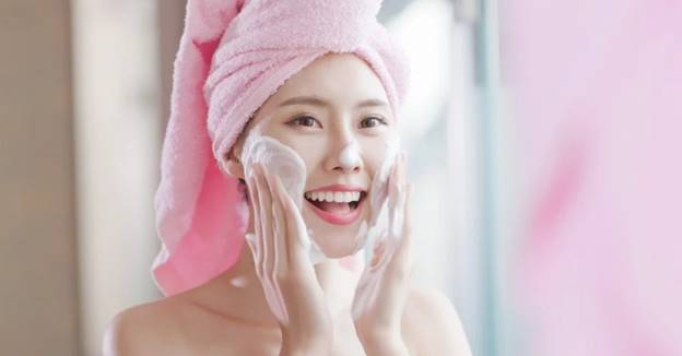 Vệ sinh gương mặt trước khi makeup