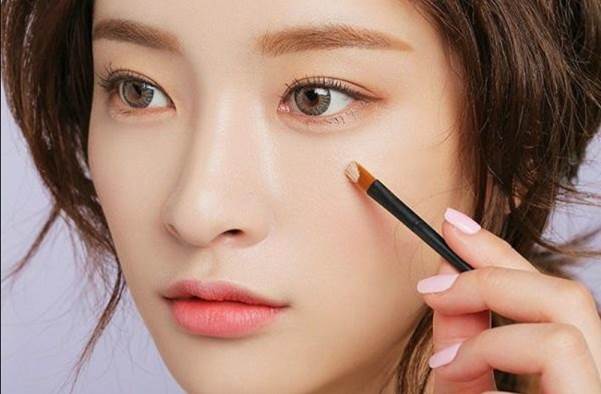 Cập nhật xu hướng make up tone hồng đào giúp mắt thêm phần cuốn hút