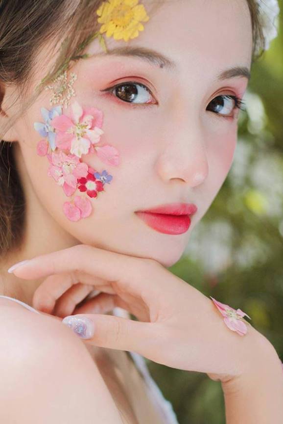 Makeup vẽ hoa trên mặt