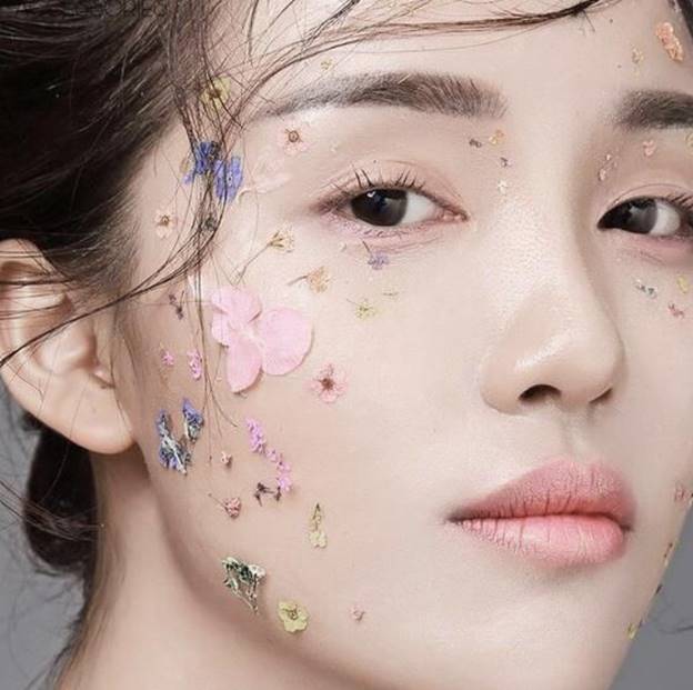 Makeup vẽ hoa trên mặt