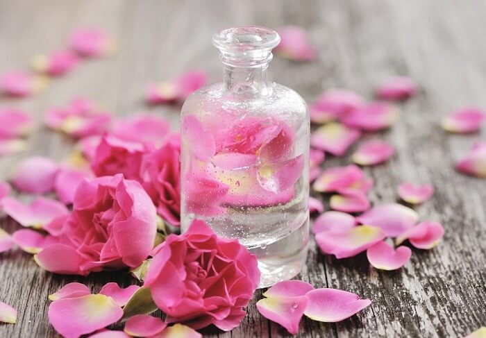 Nước hoa hồng được sản xuất bằng cách chưng cất cánh hoa hồng.