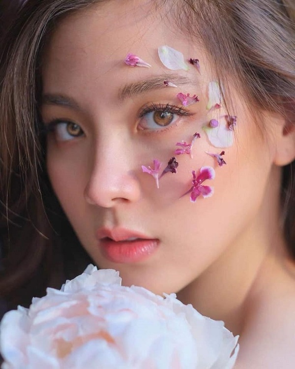phong cách makeup đính hoa vẽ hình lên khóe mắt