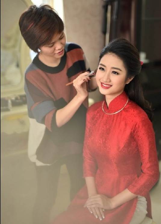 Makeup khi cô dâu mặc áo dài đỏ trong lễ ăn hỏi
